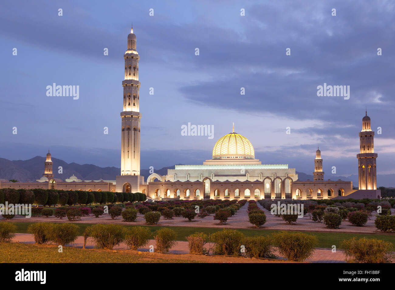 Il sultano Qaboos grande moschea illuminata al crepuscolo. Il Muscat, Sultanato di Oman, Medio Oriente Foto Stock