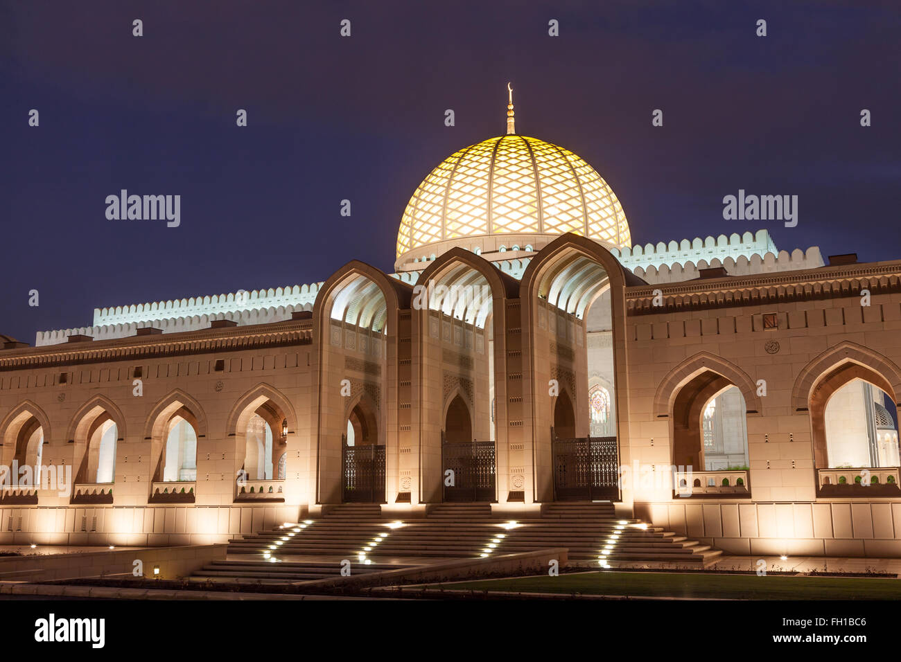 Il sultano Qaboos grande moschea illuminata al crepuscolo. Il Muscat, Sultanato di Oman, Medio Oriente Foto Stock