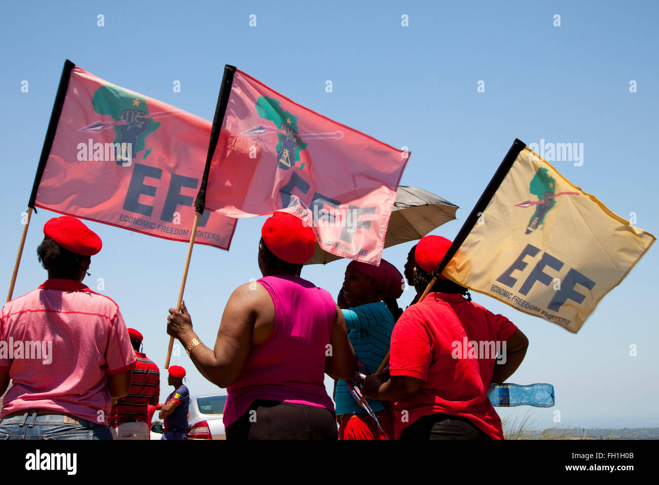 Fep sostenitori sventolano le bandiere in un rally in KwaZulu Natal Foto Stock