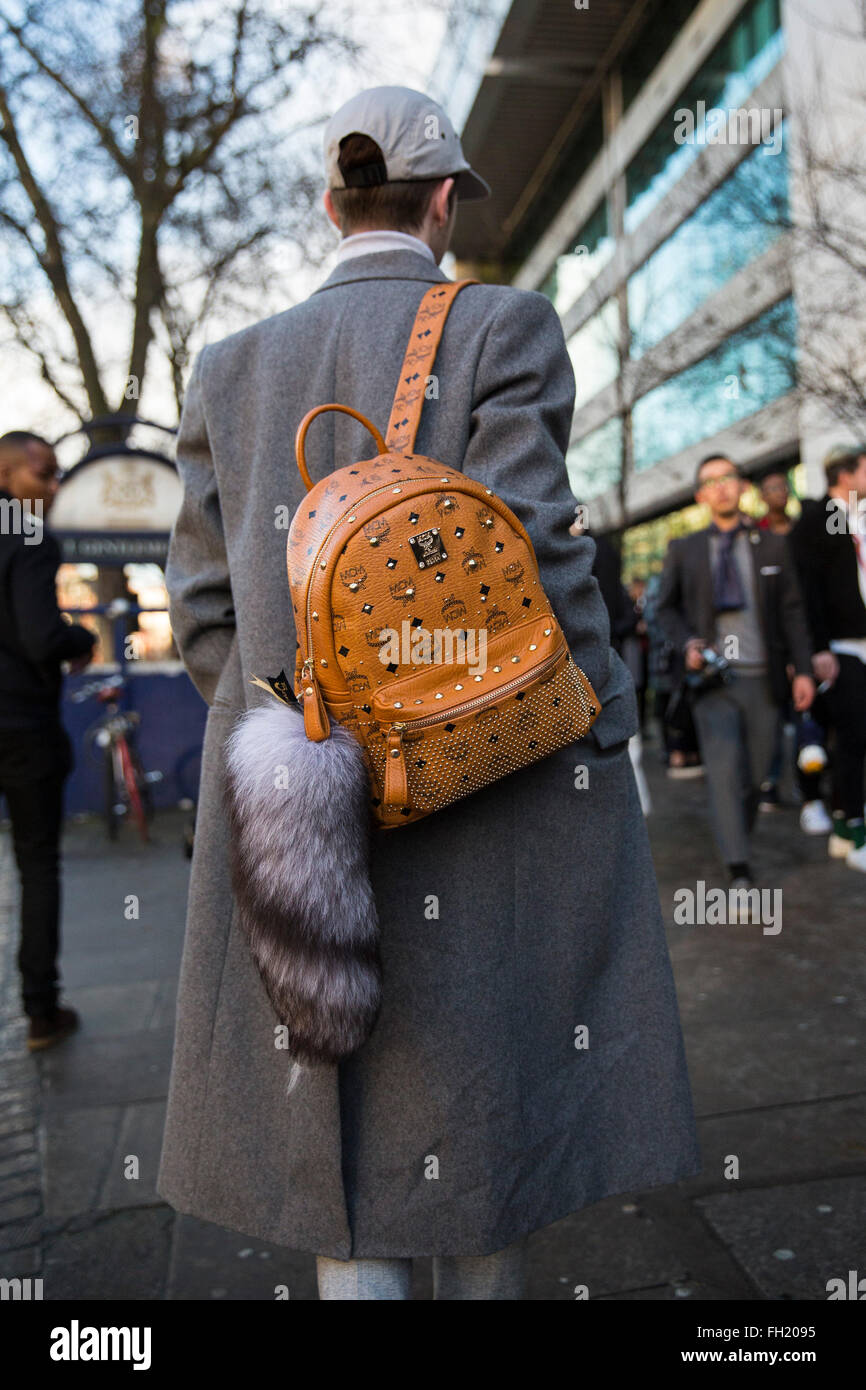 Street style a Londra collezioni moda maschile settimana Autunno Inverno 2016. Foto Stock