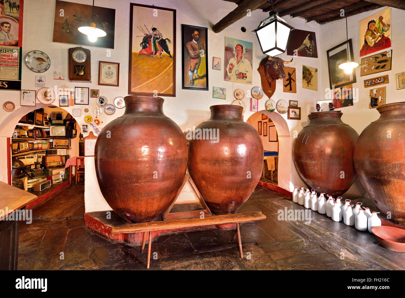 Portogallo Alentejo: enormi botti da vino nella tradizionale taverna e ristorante Adega Velha in Mourao Foto Stock