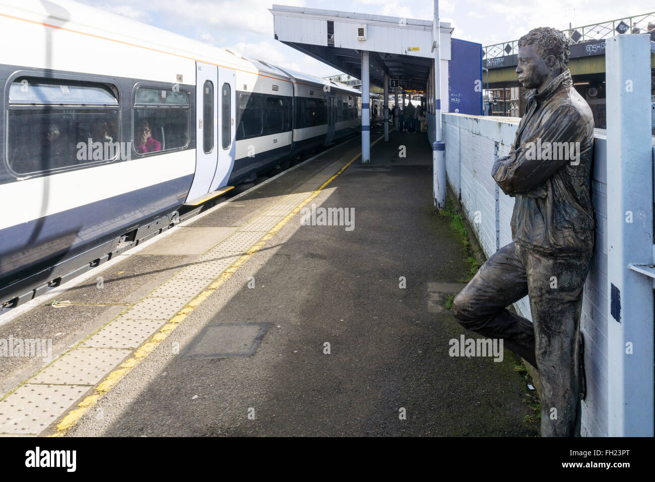 Uno dei tre statue di passeggeri in attesa sulla stazione di Brixton. Pezzi di piattaforma da Kevin Atherton, 1986. Foto Stock