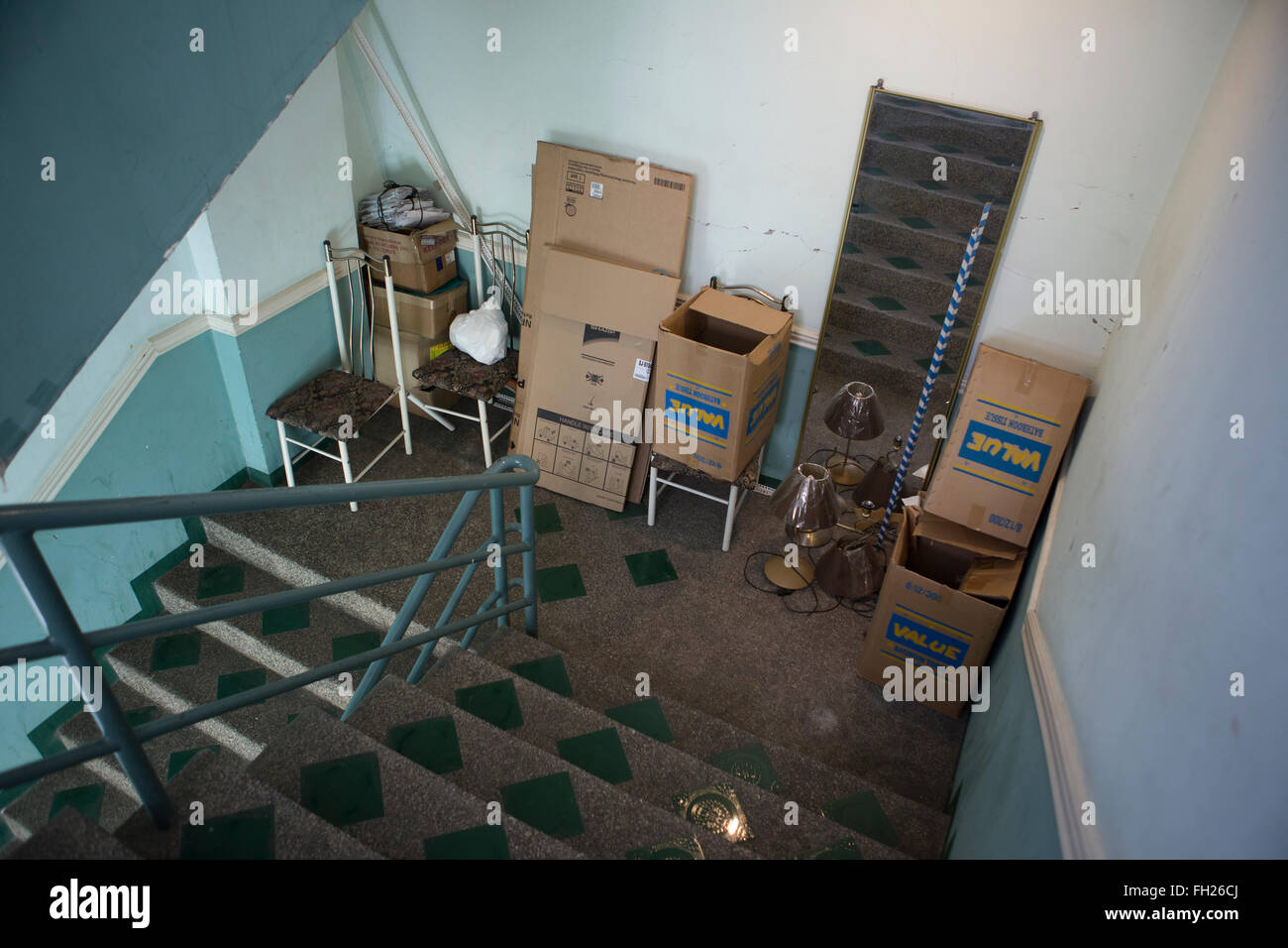 Arredamento vecchio e il disordine che causa un'ostruzione al fuoco uscire di un hotel economico nelle Filippine. Foto Stock