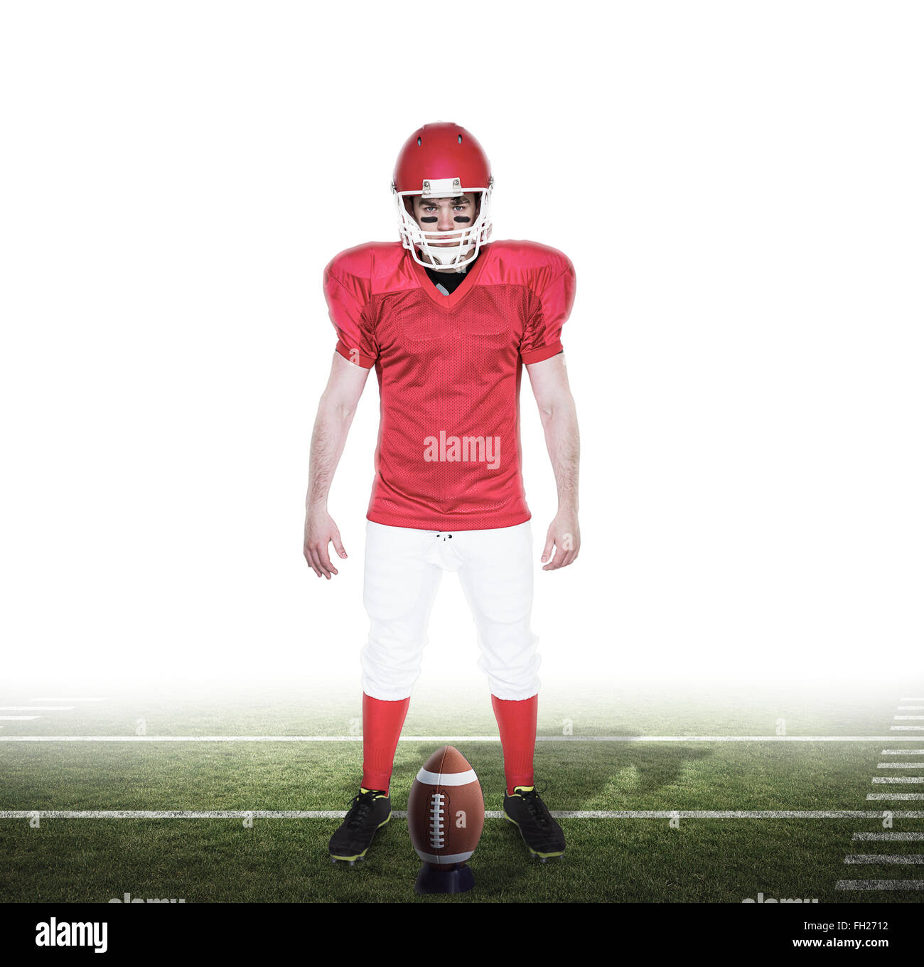 Immagine composita di grave giocatore di football americano guardando la fotocamera Foto Stock