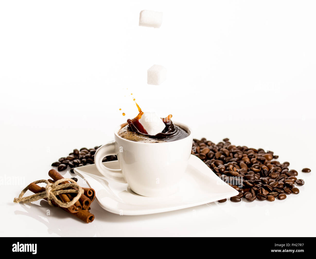 White tazza di caffè splash su sfondo bianco Foto Stock