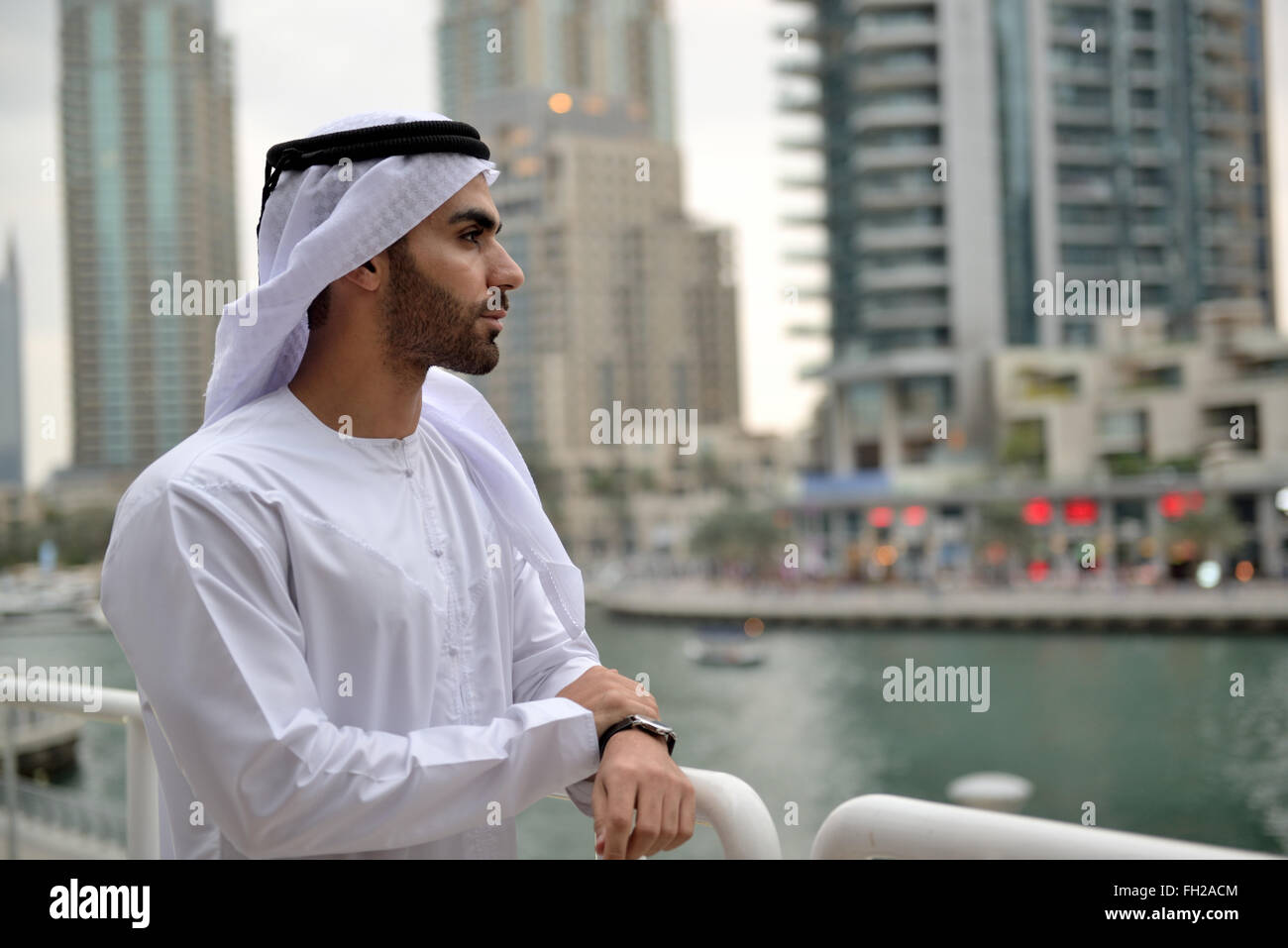 Giovani arabi Emirati imprenditore in piedi dal canale Foto Stock