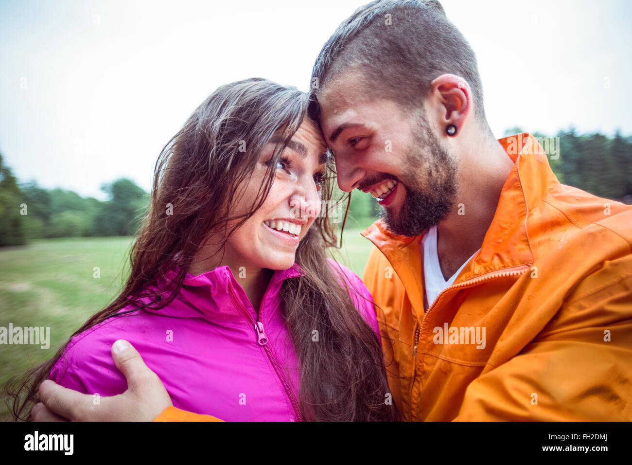 Coppia felice su una escursione Foto Stock