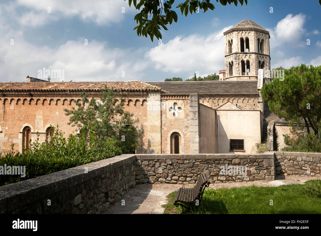 GIRONA, IN CATALOGNA/Spagna - 13 Maggio 2013: vista dall'alto del castello e la Chiesa in Girona, Spagna. Sant Pere de Galligants Foto Stock