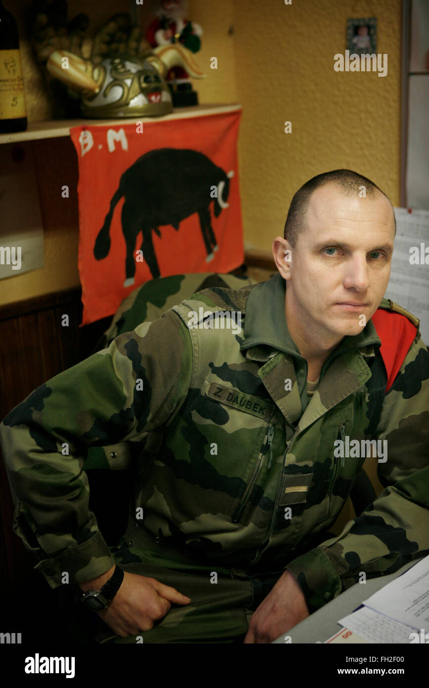 NCO Daubek chi è originariamente da Ungheria e ora è un membro della Legione Straniera francese. La seconda Battlelion Legione Straniera, Nimes Francia. Foto Stock NCO Daubek chi è originariamente da Ungheria e ora è un membro della Legione Straniera francese. La seconda Battlelion Legione Straniera, Nimes Francia. Foto Stock