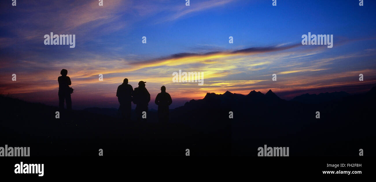 Gli escursionisti a guardare una montagna tramonto dalla cima del Kitzbüheler Horn. Austria. Europa Foto Stock