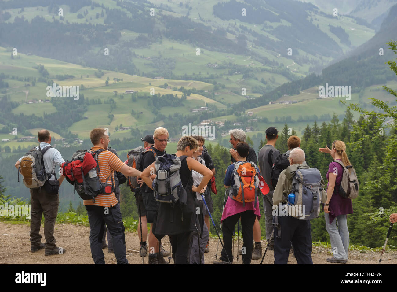 Un folto gruppo di escursionisti. Kitzbuhel alpi. Austria, Europa Foto Stock