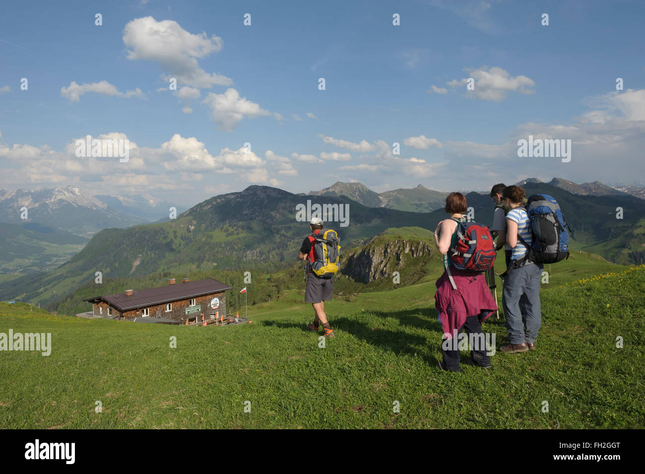 Gli escursionisti in avvicinamento al Hornkopfl-Hutte sulle Alpi di Kitzbühel Kitzbühel. Austria. Europa Foto Stock