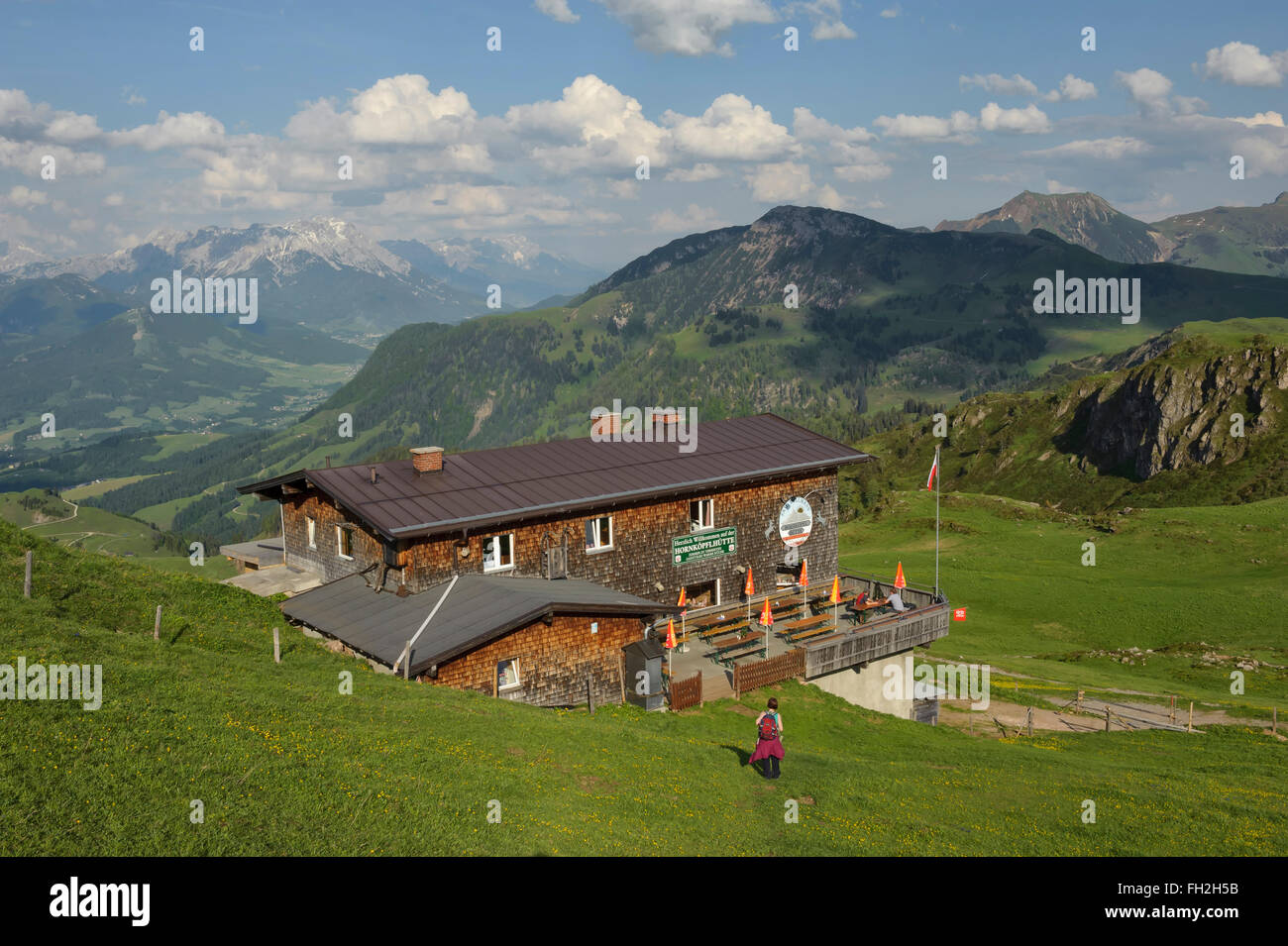 Gli escursionisti in avvicinamento al Hornkopfl-Hutte sulle Alpi di Kitzbühel Kitzbühel. Austria. Europa Foto Stock