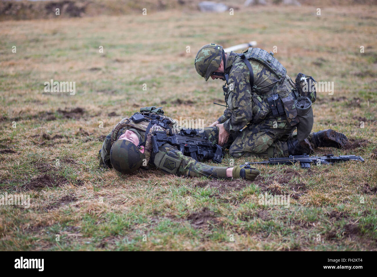 Boletice, Repubblica Ceca. Il 23 febbraio, 2016. Repubblica ceca i soldati che fanno parte dell'UE battlegroup comandato da Germania, tenere premuto esercizio spada blu in Boletice, Repubblica ceca, 23 febbraio 2016. © Tomas Binter/CTK foto/Alamy Live News Foto Stock