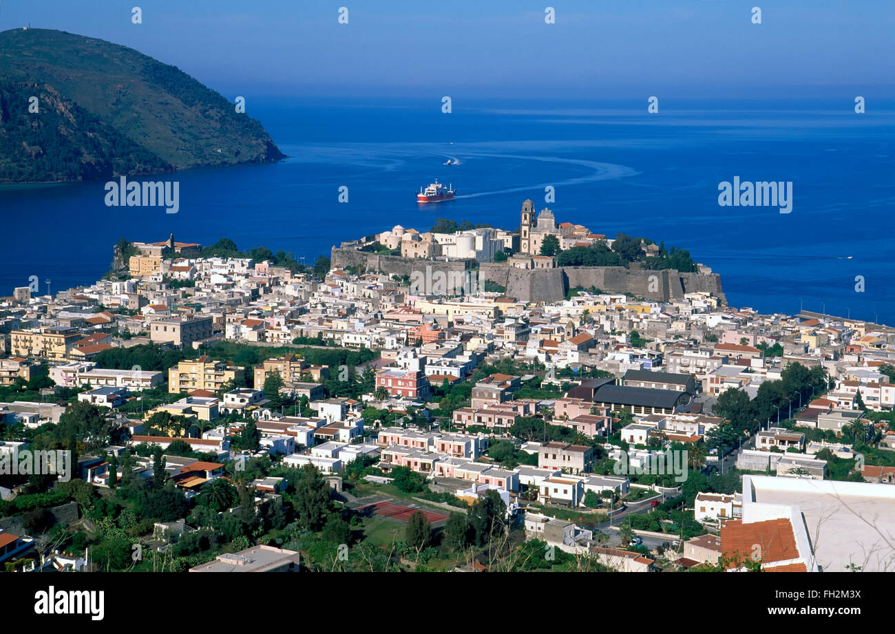 Isola di Lipari, vista su tutta la città di Lipari, Isole Eolie, in Sicilia, Italia, Europa Foto Stock