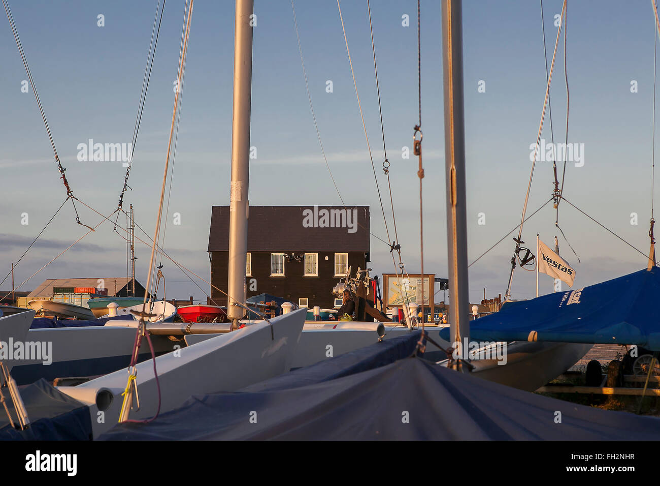 WHITSTABLE, Regno Unito - 21 agosto 2015: Pesca barche e reti realizzate dalle bottiglie di plastica in Whitstable porto. I visitatori possono anche essere Foto Stock