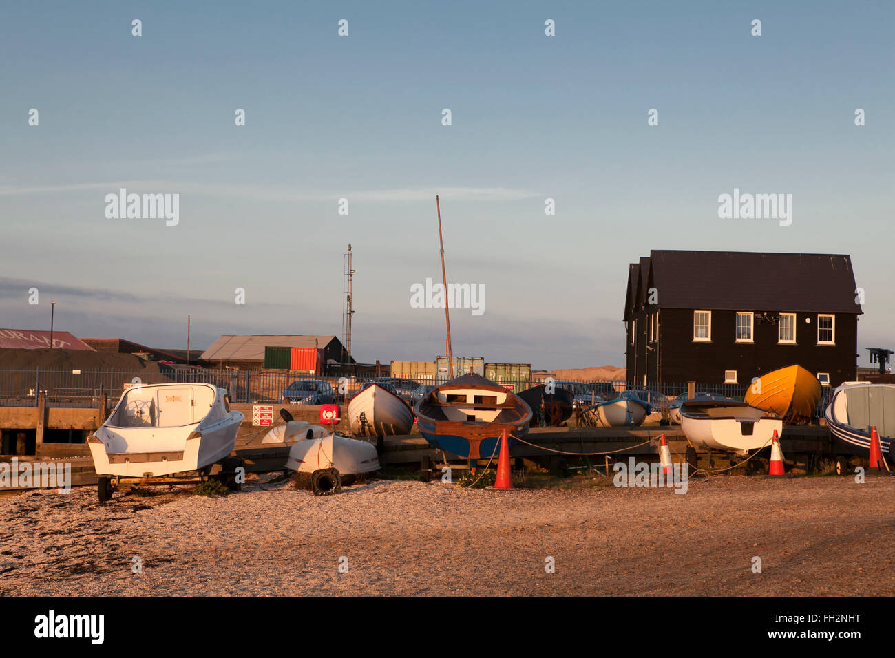 WHITSTABLE, Regno Unito - 21 agosto 2015: Pesca barche e reti realizzate dalle bottiglie di plastica in Whitstable porto. I visitatori possono anche essere Foto Stock