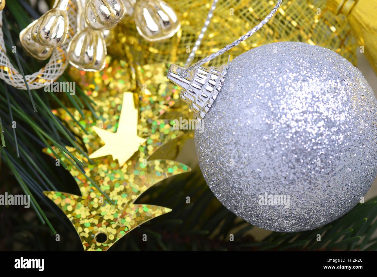 Festive golden decorazione di Natale, candele, palle bianche, verde abete il ramo di un albero da vicino Foto Stock