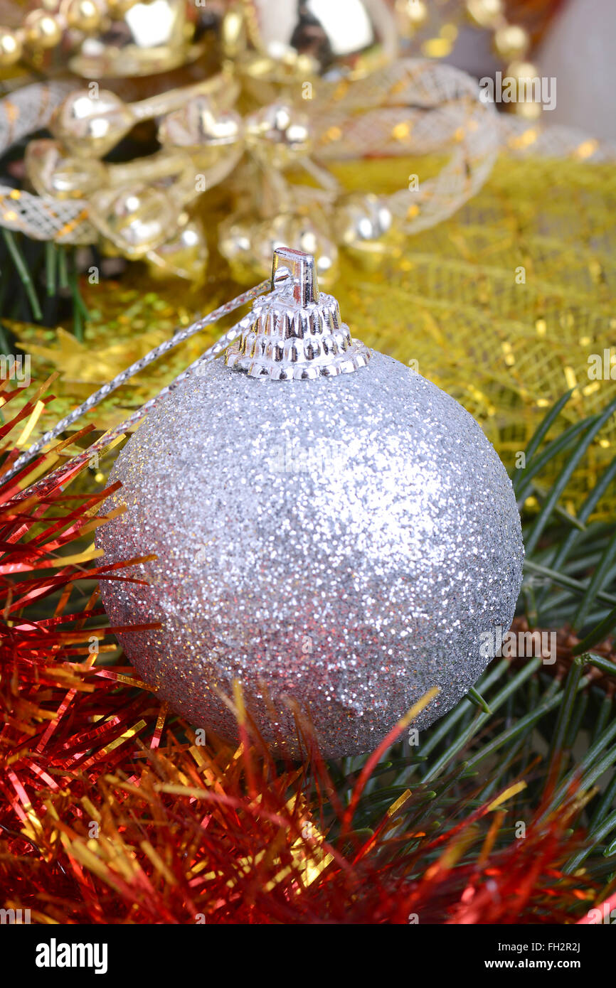 Primo piano delle palle di Natale e il verde abete del ramo, anno nuovo invito Foto Stock