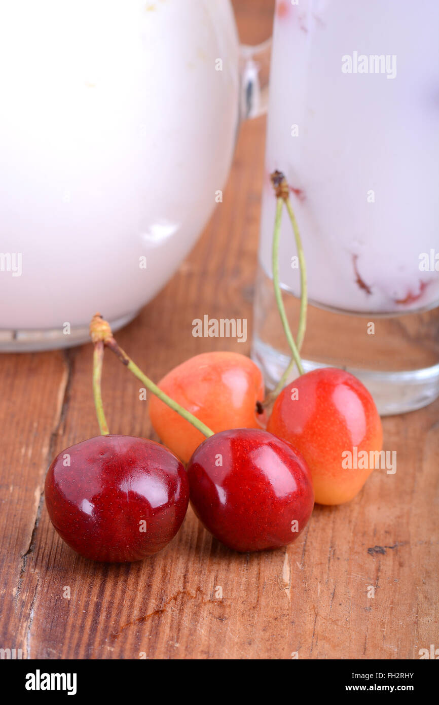 Un delizioso frullato di ciliegia sul piatto di legno Foto Stock