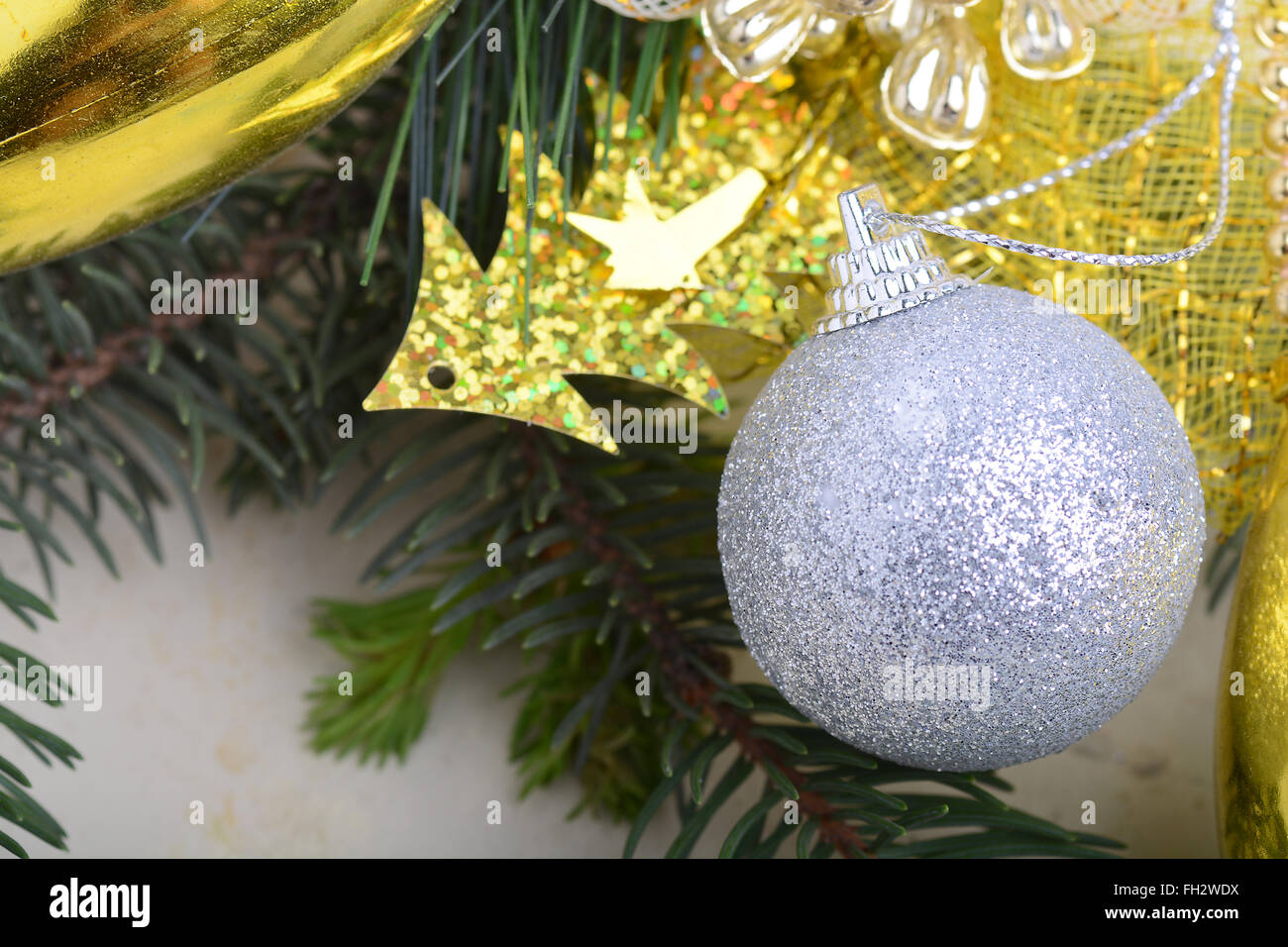 Festive golden decorazione di Natale, candele, palle bianche, verde abete il ramo di un albero da vicino Foto Stock