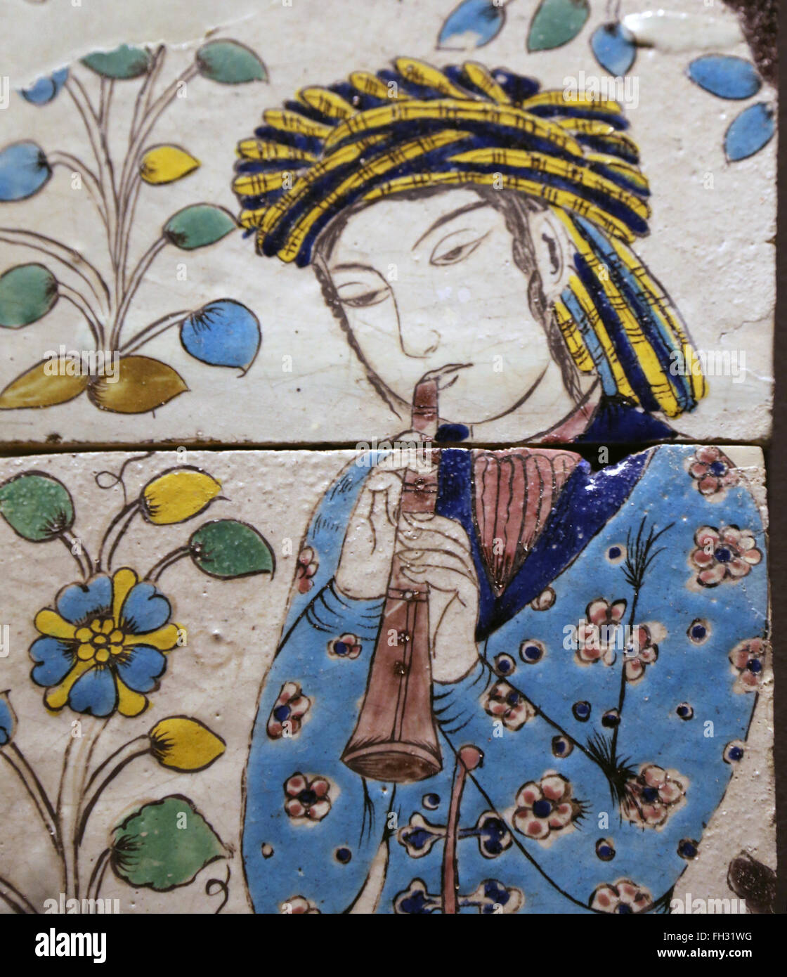 Pannello con flautista. L'Iran. Isfahan. 1680-1730. Piastrella. Vetri colorati. Isfahan. Periodo di Safavid. Il museo del Louvre. Parigi. La Francia. Foto Stock