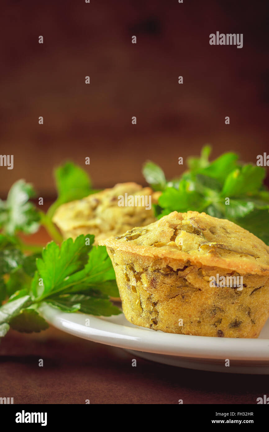 Vegan muffin con spinaci, un impasto di farina di grano e di sesamo, lino e semi di girasole Foto Stock