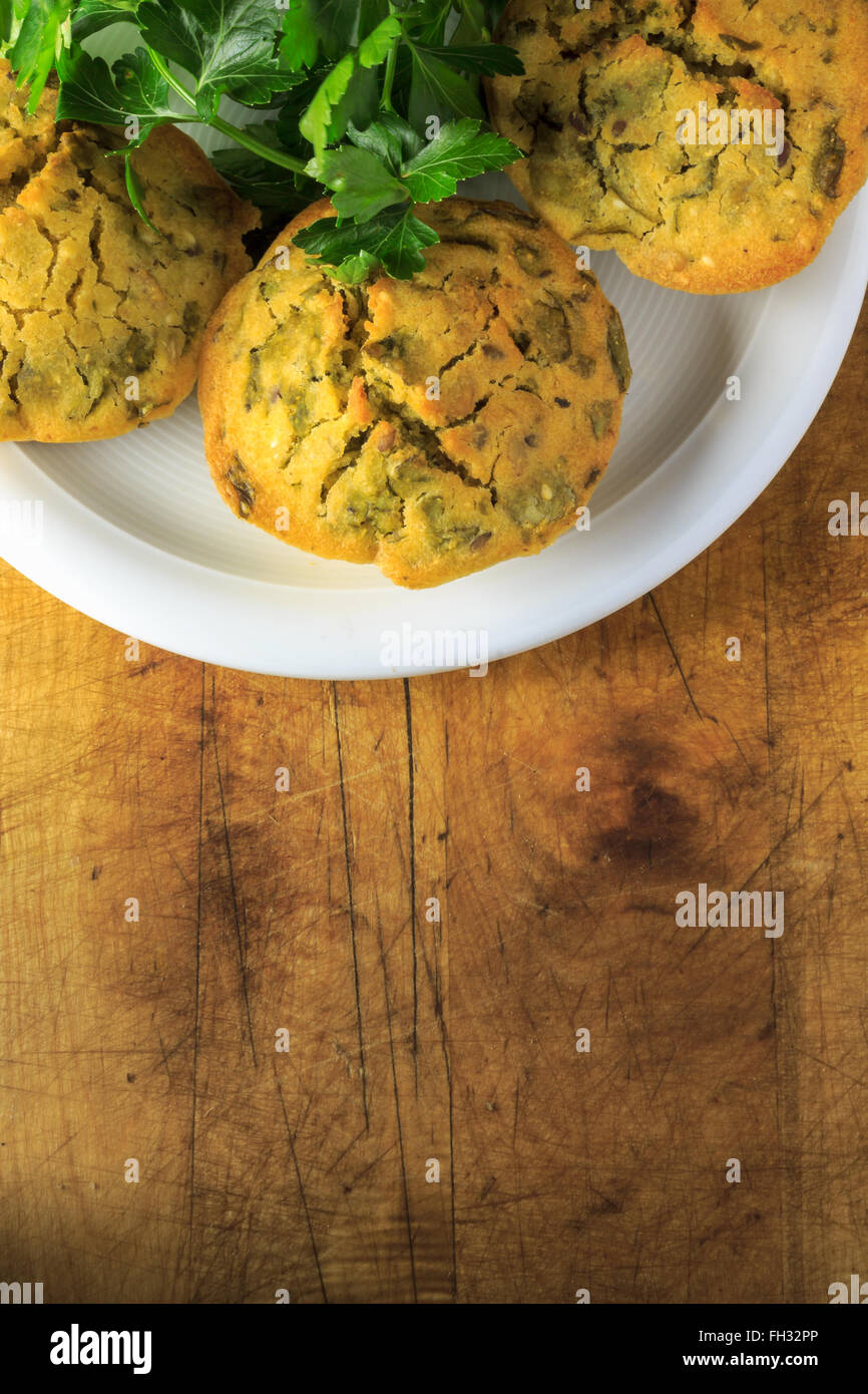 Vegan muffin con spinaci, un impasto di farina di grano e di sesamo, lino e semi di girasole Foto Stock