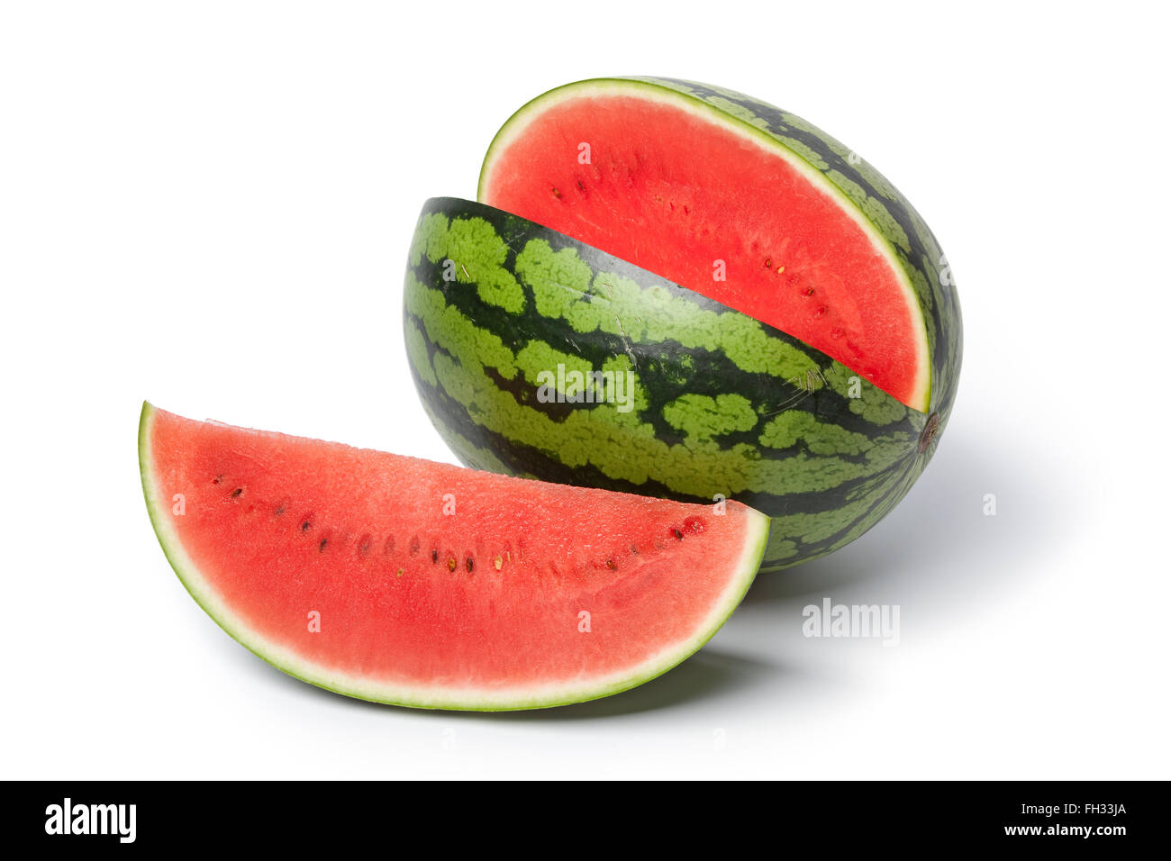 Tutto fresco e parziale il melone di acqua su sfondo bianco Foto Stock