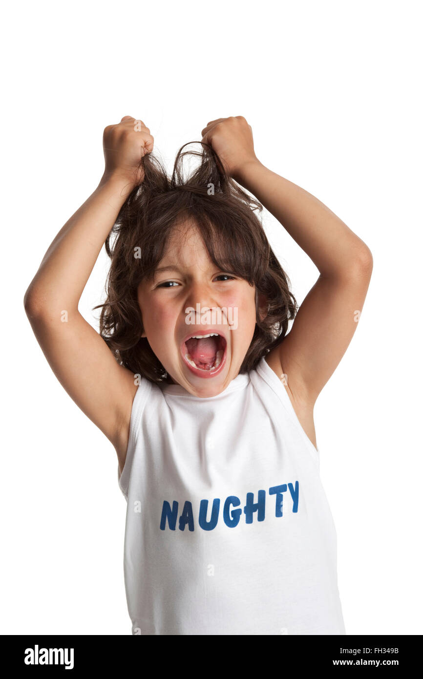 Urlando naughty boy tira i capelli su sfondo bianco Foto Stock