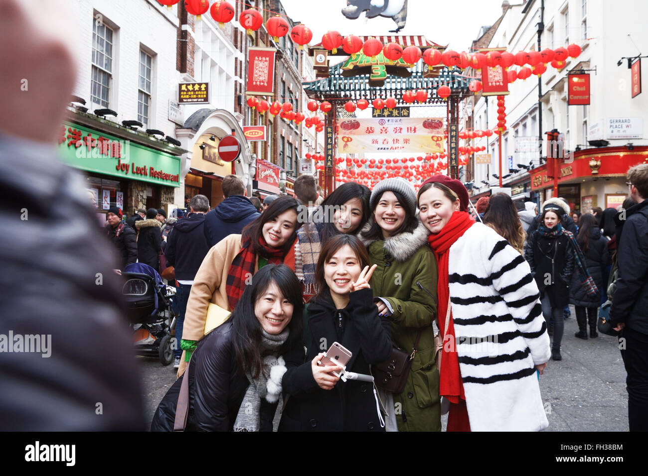 Festeggiamenti cinesi di Capodanno a Londra, Chinatown. Giovani ragazze cinesi che vengono fotografate. Cina Regno Unito. Cina Londra. Visita la Gran Bretagna. Turismo a Londra. l Foto Stock