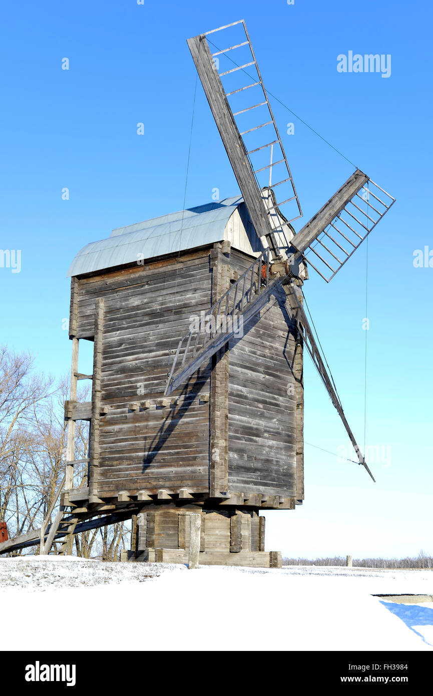 Vecchio mulino a vento in legno vicino fino in inverno. Foto Stock