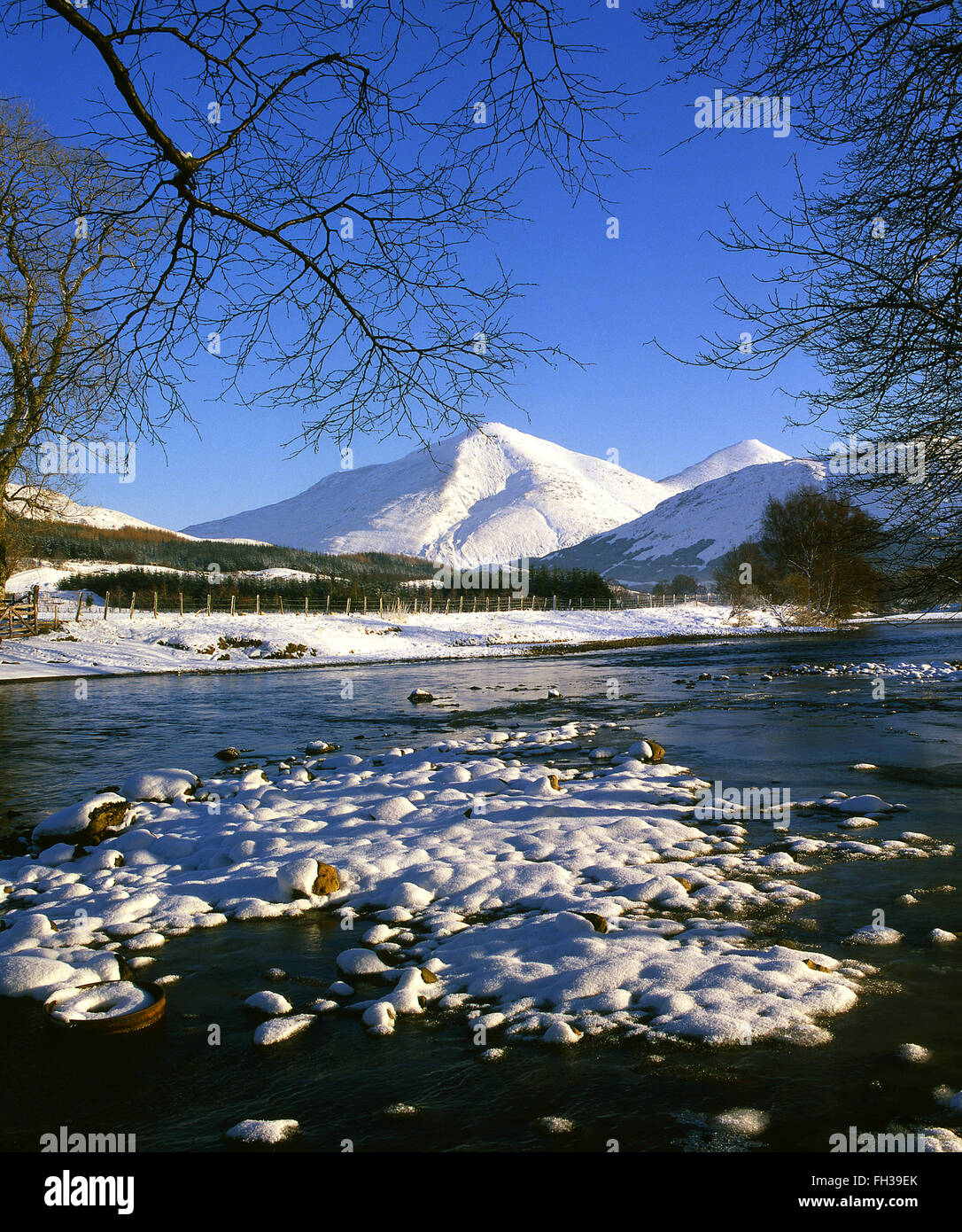 Scena invernale a Strath Fillan con Ben più in vista Nr Crianlarich, Regione di Stirling. Foto Stock