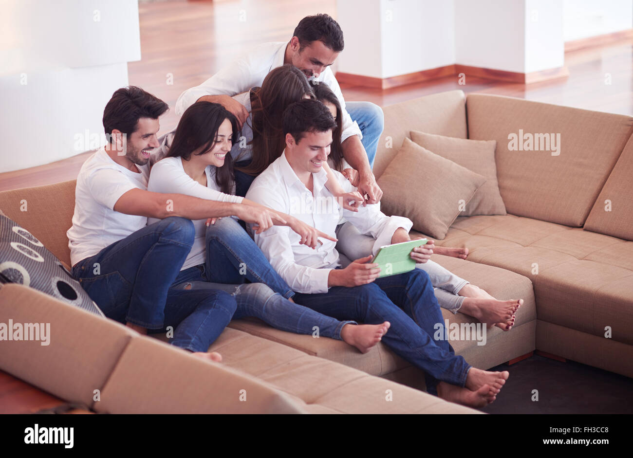 Gruppo di amici prendendo selfie Foto Stock