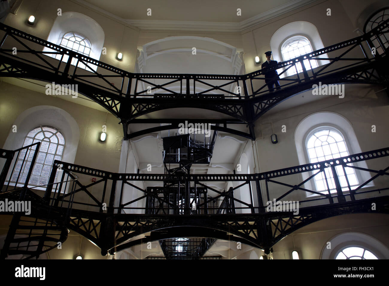 Belfast, Regno Unito. Il 21 febbraio 2016. Decorative di opere in ferro sul "cerchio" che unisce tutte le ali di Crumlin Road Gaol Foto Stock