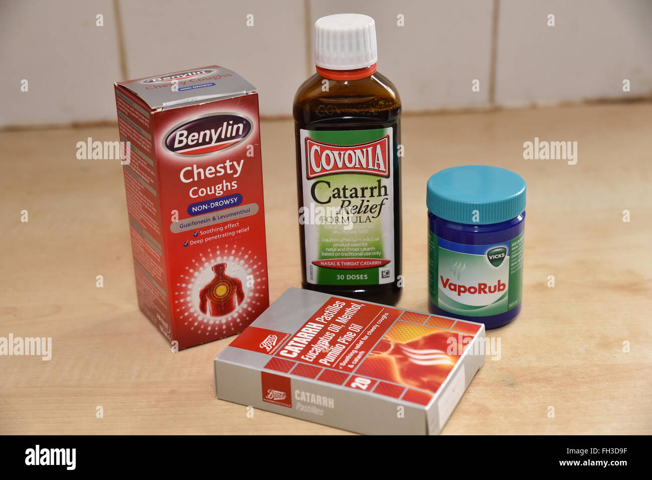 Il freddo di tosse catarro medicinali Benylin Covonia Vicks Vaporub catarro  pastiglie Foto stock - Alamy