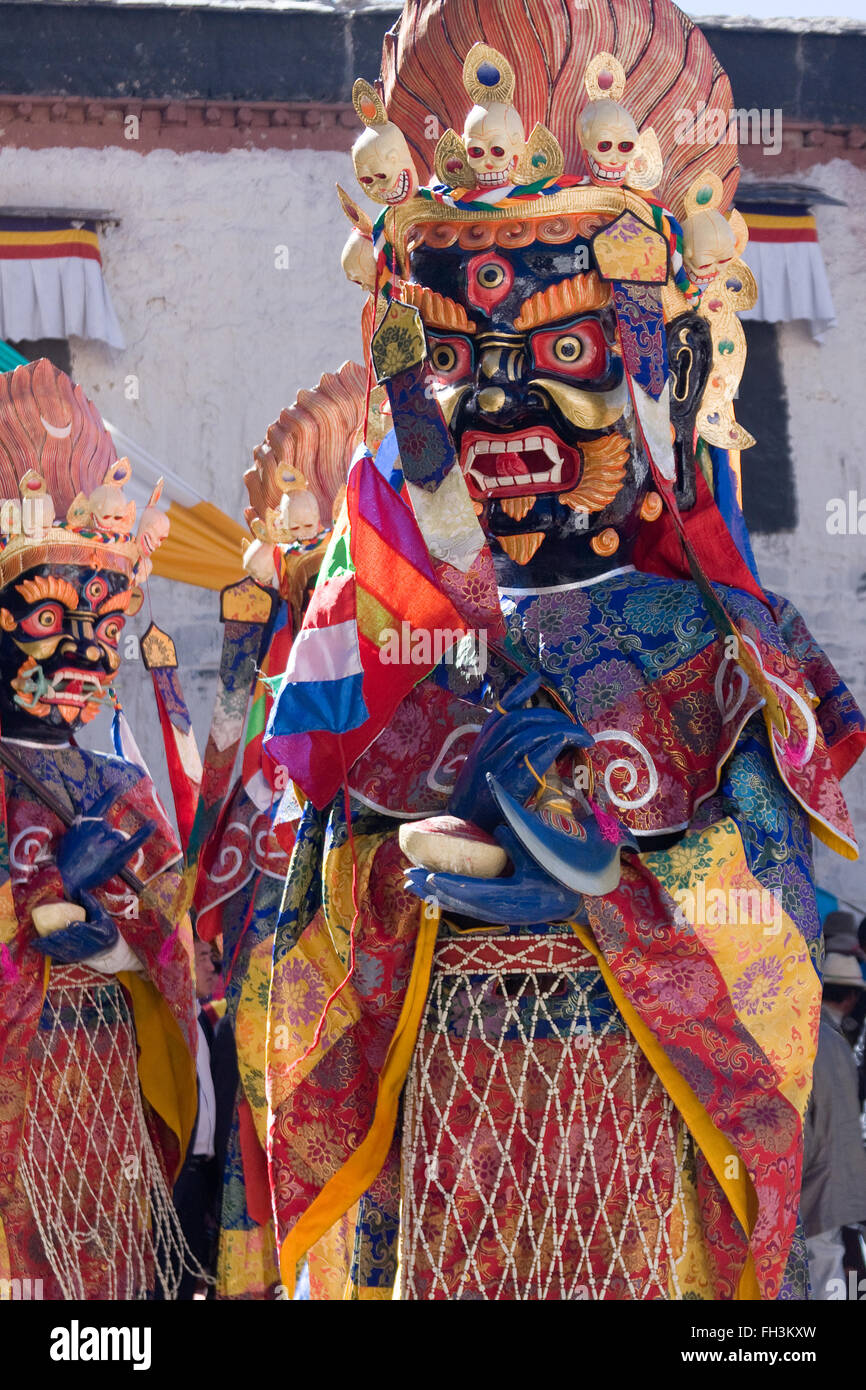 Lama di eseguire la mask dance durante la Saga Dawa festival Gyantse Shigatse Tibet Foto Stock