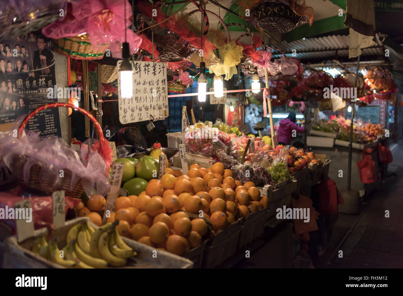 HONG KONG, CINA - 7 FEB 2016: tradizionale di Hong Kong di frutta stand ancora aperta di notte. Foto Stock