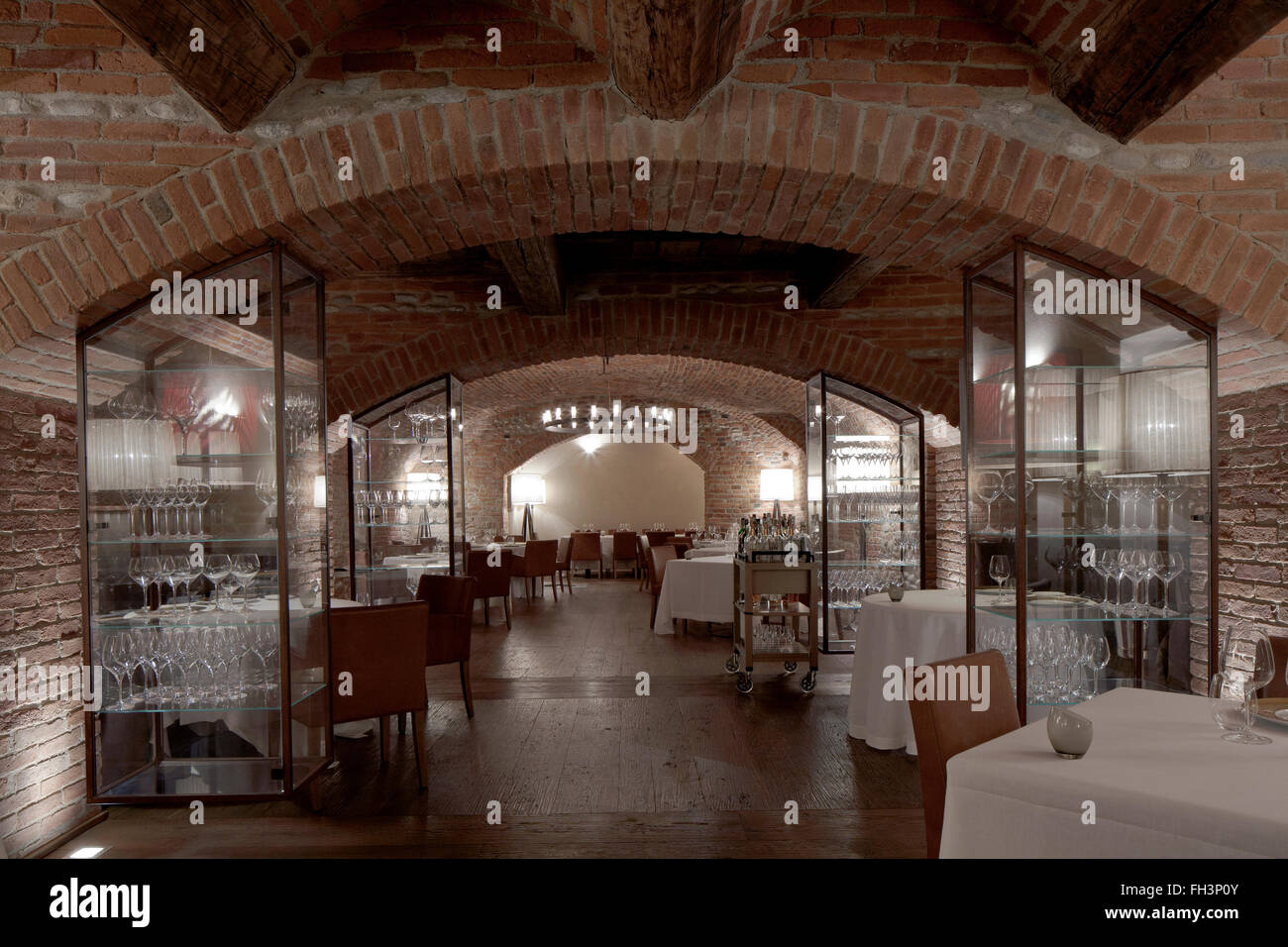 Elegante ristorante italiano in una cantina di vini Foto Stock