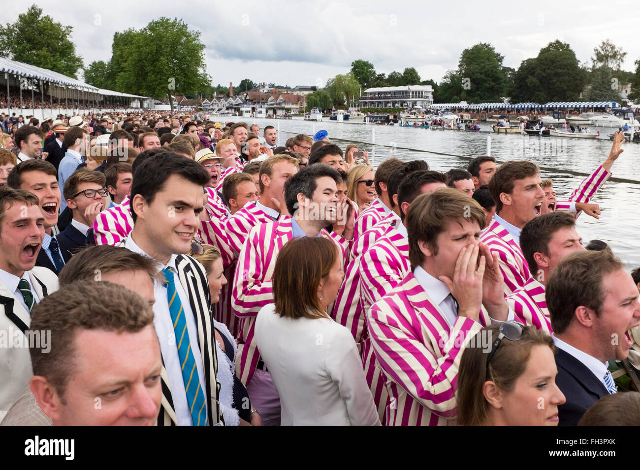 Gli spettatori da Abingdon School fare il tifo per i loro compagni in la principessa Elisabetta Challenge Cup a Henley Royal Regatta. Foto Stock