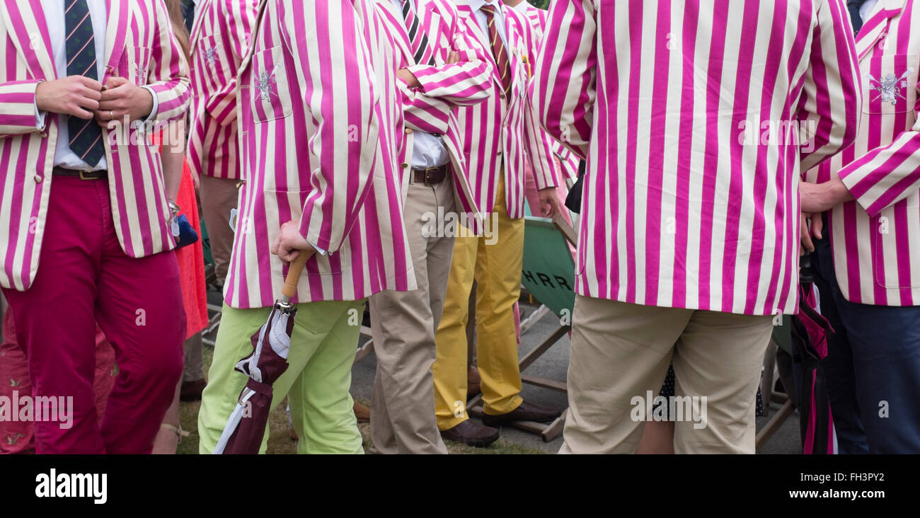 I rematori da Abingdon School, indossando il proprio distintivo giacche, si mescolano con la folla a Henley Royal Regatta. Foto Stock