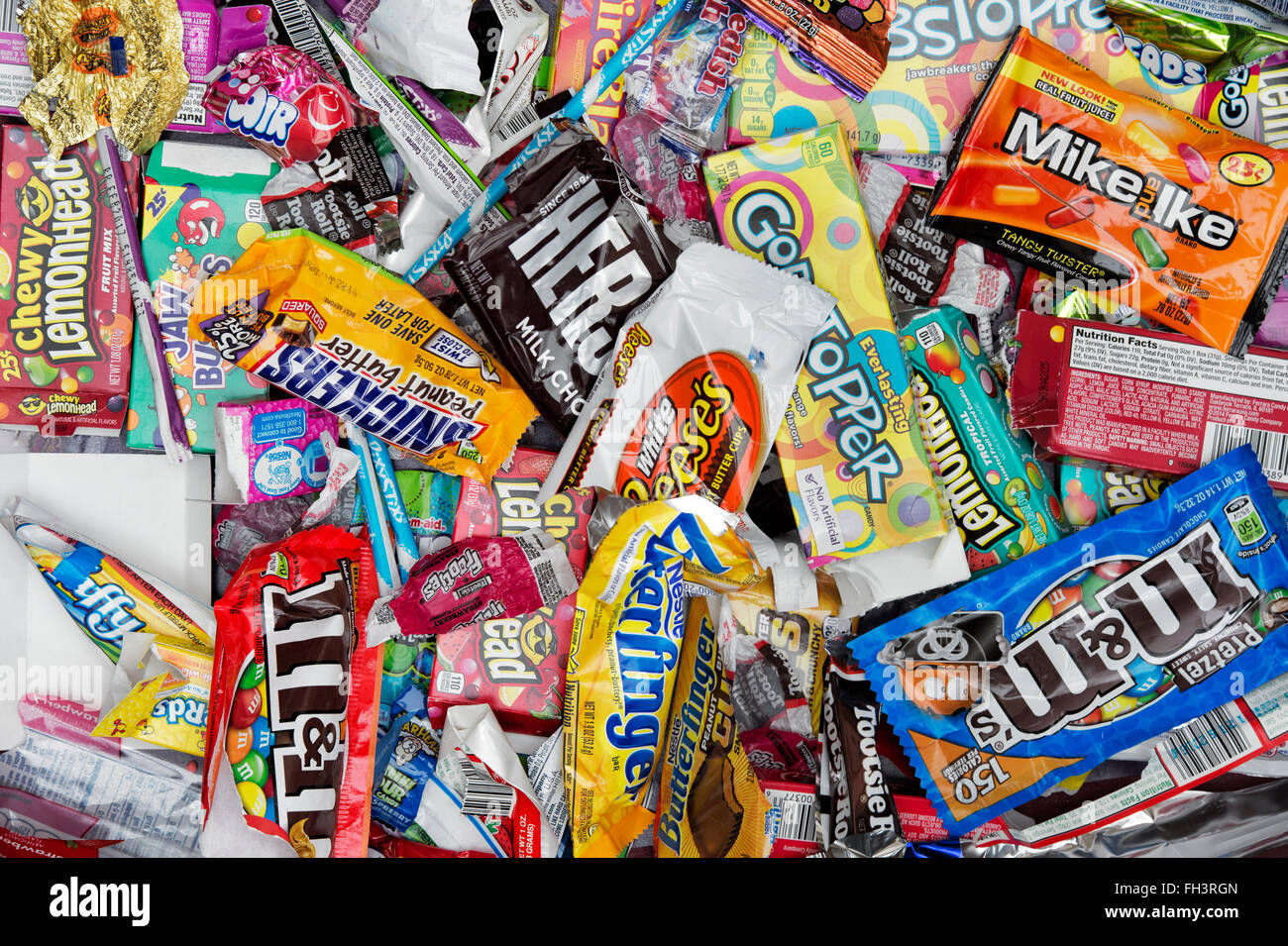Colorato assortimento di bambini americani retrò caramelle e dolciumi e pacchetti vuoti Foto Stock
