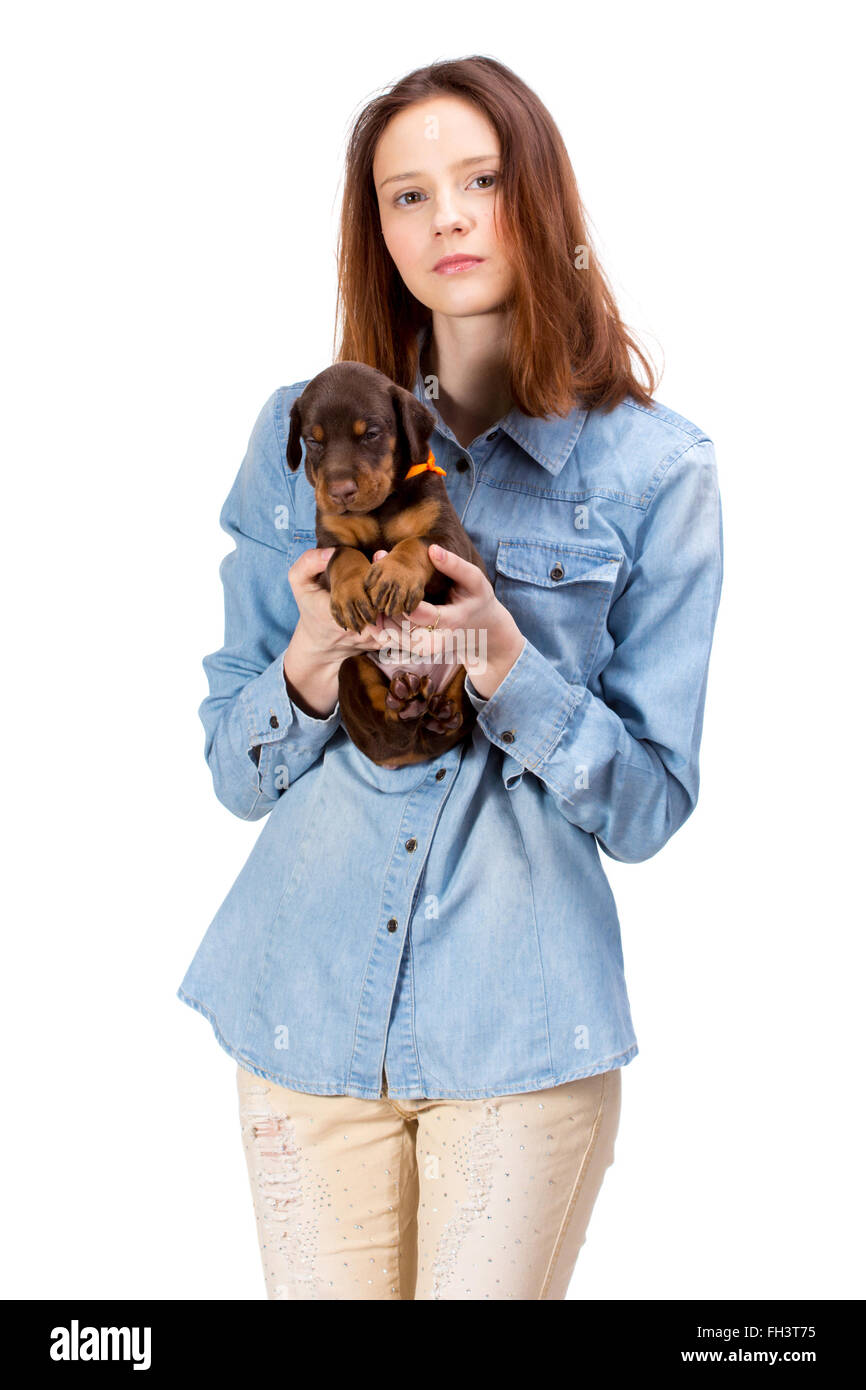 Bella donna detiene red doberman cucciolo di cane sulle sue mani, isolato su bianco Foto Stock