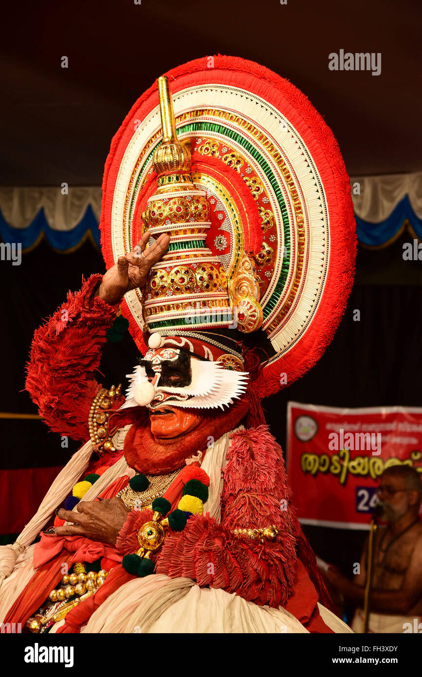 Kathakali è una stilizzata danza classica indiana-drama osservato per l'attraente per il make-up di personaggi, costumi elaborati Foto Stock