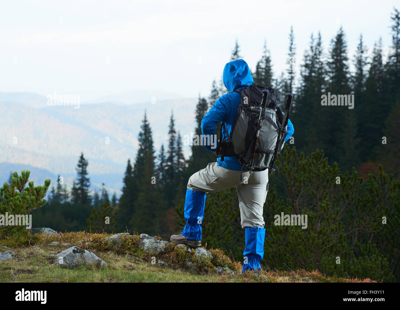 Avanture uomo con zaino escursionismo Foto Stock
