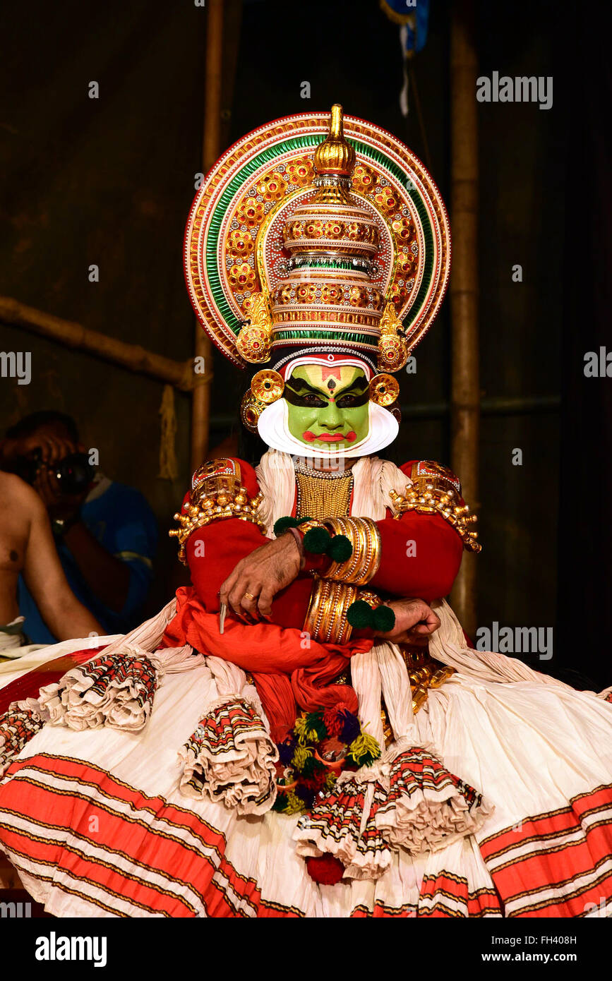 Kathakali è una stilizzata danza classica indiana-drama osservato per l'attraente per il make-up di caratteri, elaborare costumi, detaile Foto Stock