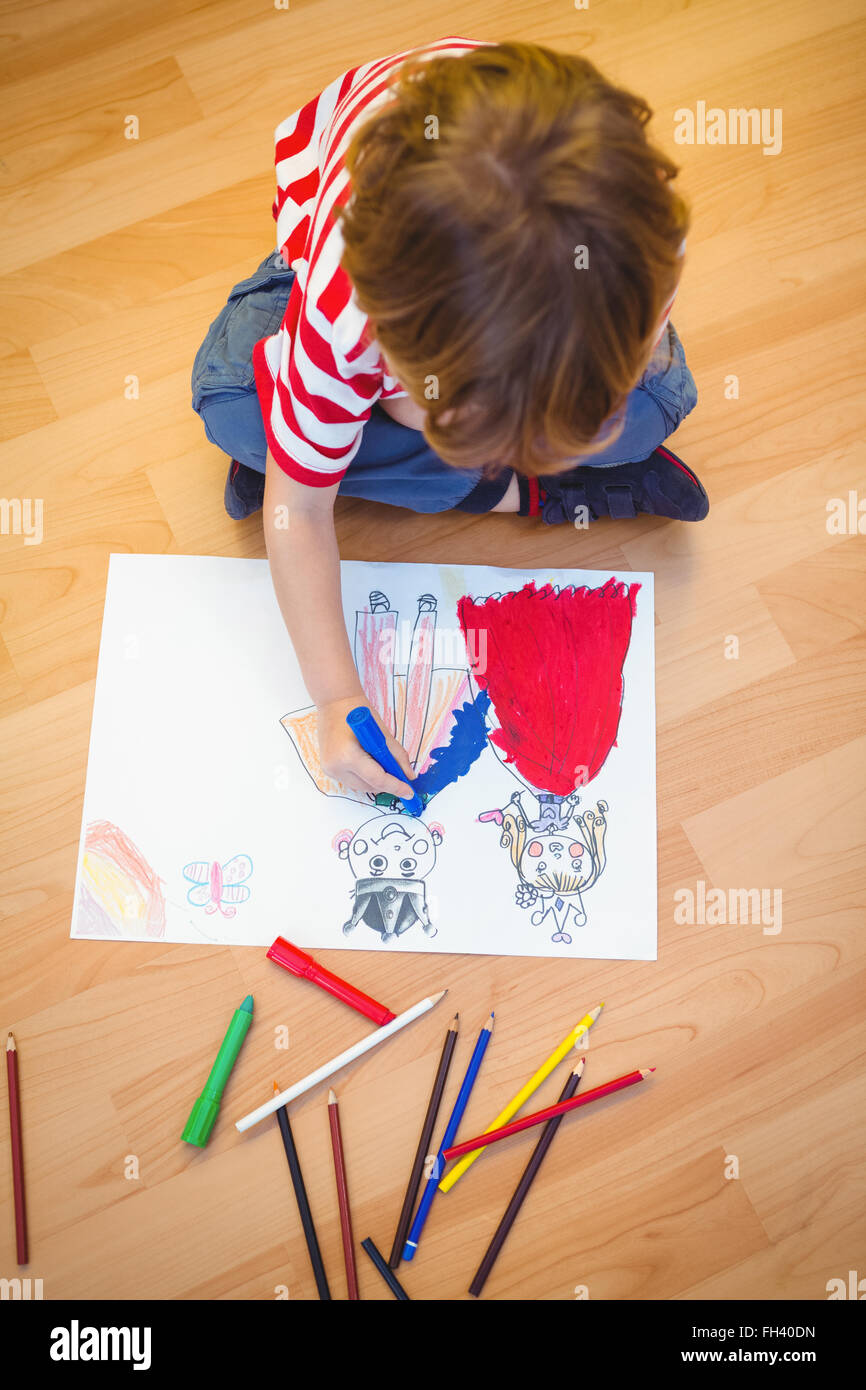 Piccolo Ragazzo disegno sulla carta Foto Stock