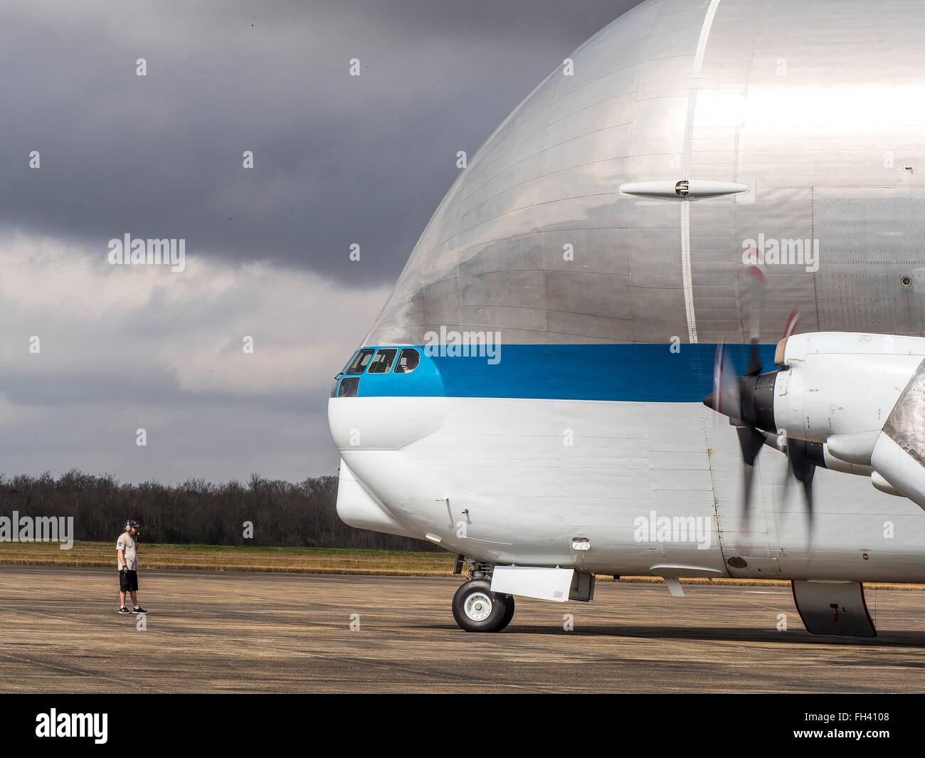 Il Super Guppy aeromobili cargo taxi alla rampa prima di caricare la Orion equipaggio multiuso capsula per il viaggio per il Centro Spaziale Kennedy il 31 gennaio 2016 a New Orleans, Louisiana. Foto Stock