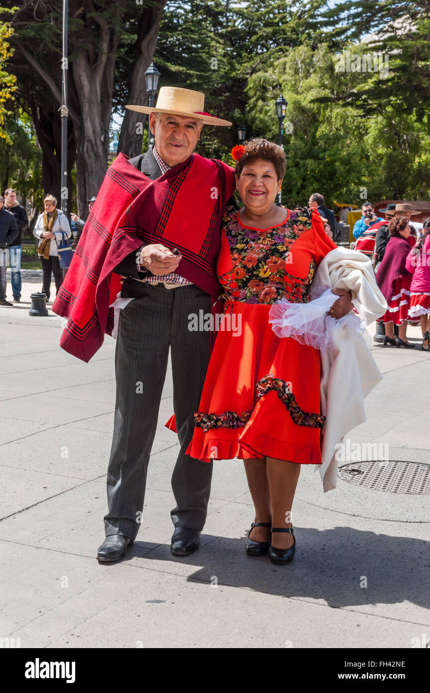 Il cileno l uomo e la donna in abiti cileno durante la riunione del Folk dance club Foto Stock