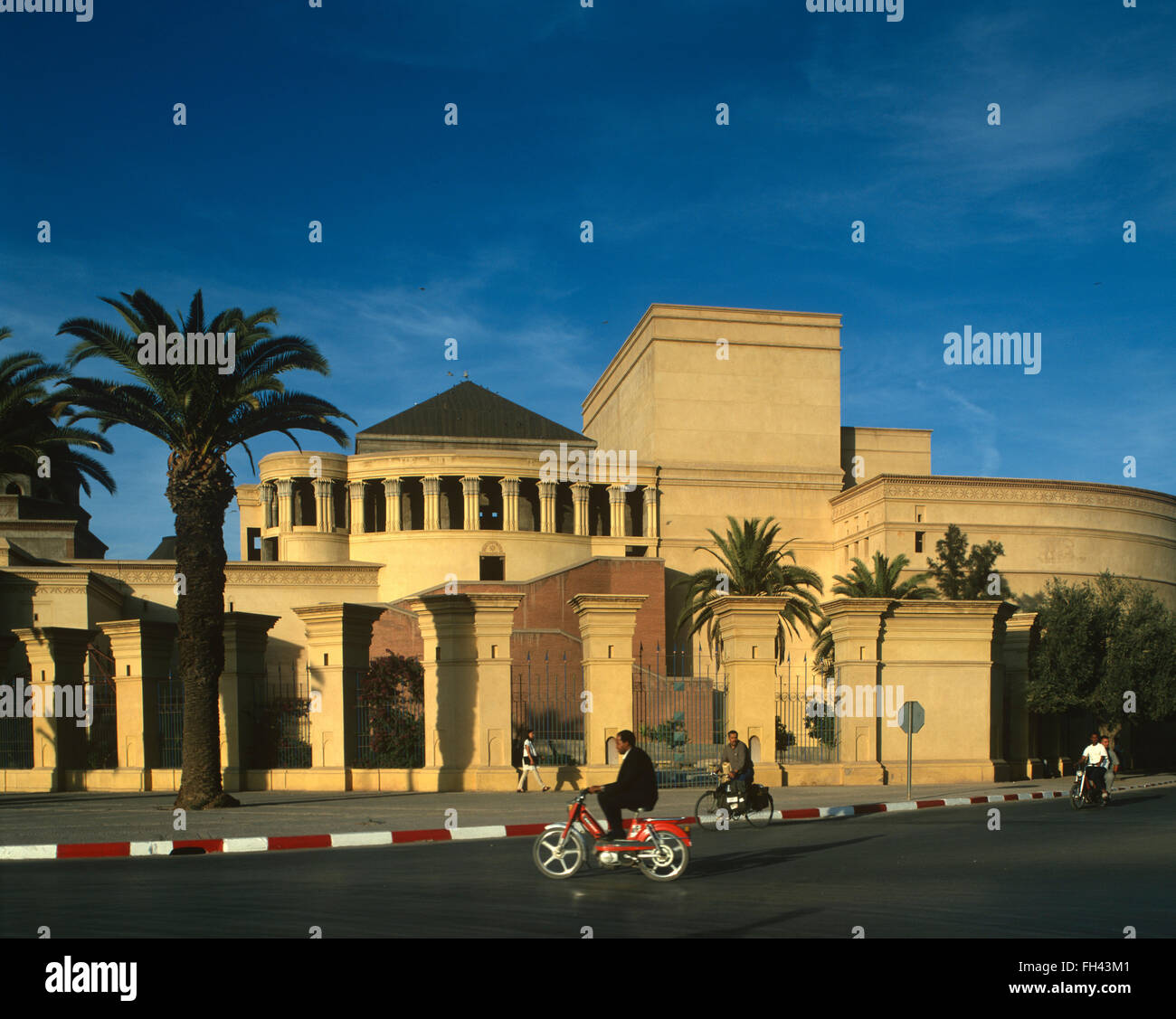 I ciclisti che viaggiano dal Theatre Royal, Marrakech, Marrakech, Marocco. Foto Stock